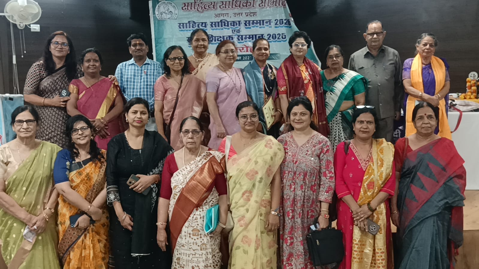 सचिन तिवारी की रिपोर्ट   हिंदी दिवस पर साहित्यिक प्रतिभाओं का सम्मान हिंदी मेरी मां है, मेरी रोजी-रोटी है : डॉ. मंजू यादव ‘मृदुल’   साहित्य साधिका सम्मान से रेनू उपाध्याय अलंकृत, सुधी शिक्षक सम्मान से नवाजी गईं डॉ. मंजू यादव  आगरा। हिंदी दिवस के उपलक्ष्य में साहित्य साधिका समिति, आगरा की ओर से सेठ पदमचंद जैन प्रबंध संस्थान, खंदारी के वातानुकूलित सभागार में साहित्य साधिका सम्मान समारोह आयोजित किया गया। समारोह में साहित्य एवं शिक्षा के क्षेत्र में उल्लेखनीय योगदान देने वाली प्रतिभाओं को सम्मानित क